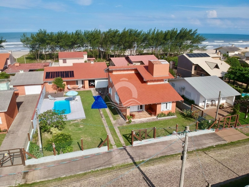 Casa com Piscina a uma quadra do Mar: 70ª foto da galeria de imagens do imóvel