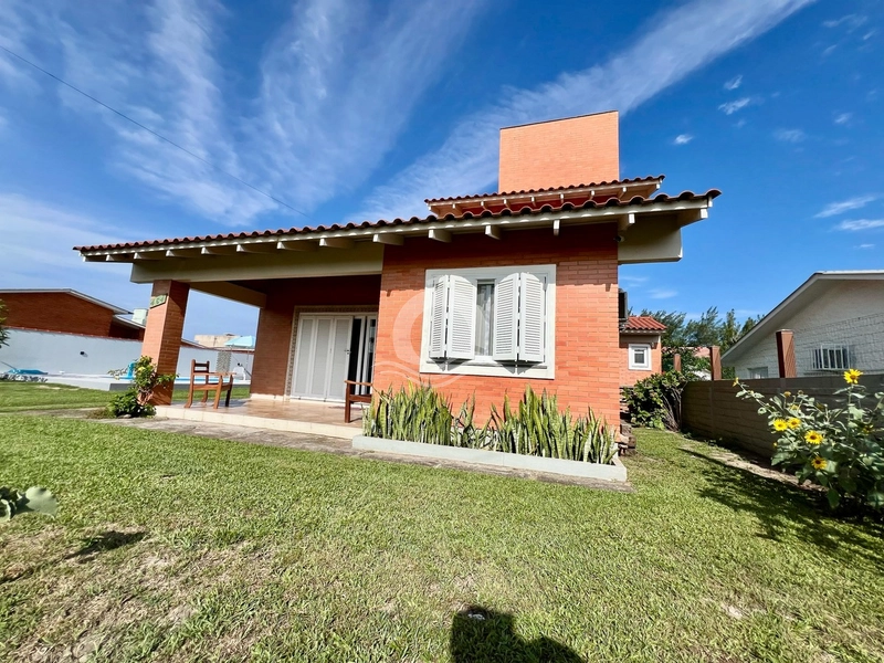 Casa com Piscina a uma quadra do Mar: 3ª foto da galeria de imagens do imóvel