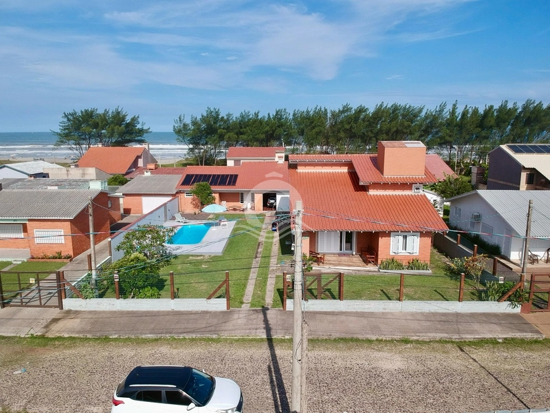 Casa com Piscina a uma quadra do Mar: 69ª foto da galeria de imagens do imóvel