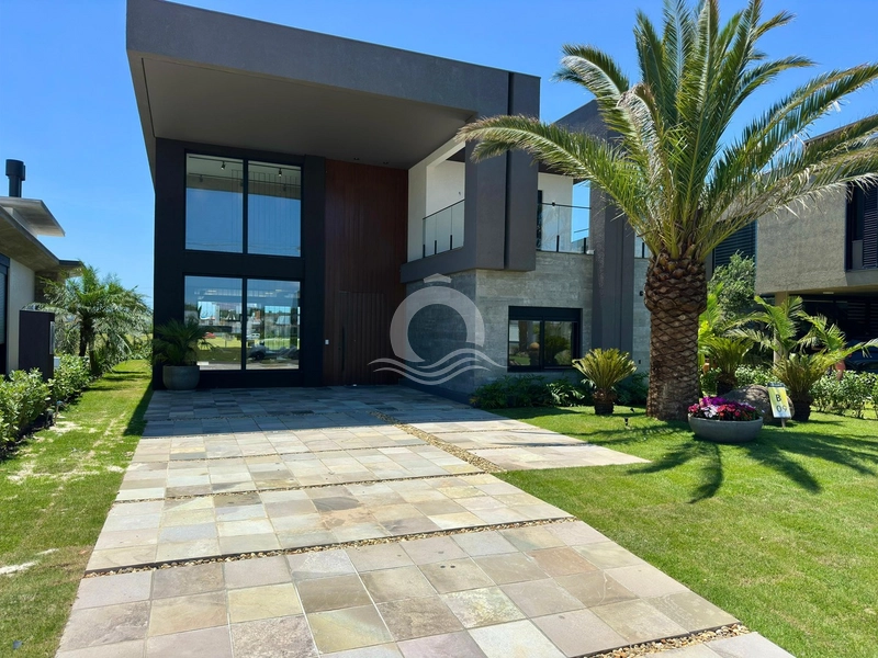 Excelente Sobrado, Condominio Costa Serena.