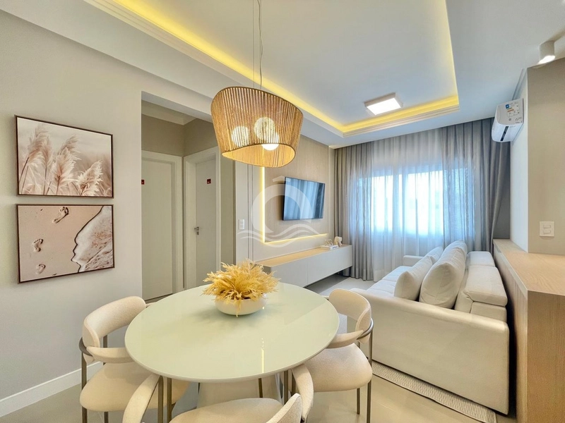 Decorado, andar alto em prédio com infra