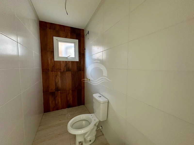 Casa térrea com pé direito duplo e pátio fechado a 100 metros do mar: 8ª foto da galeria de imagens do imóvel