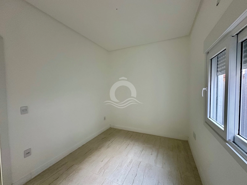 Casa térrea com pé direito duplo e pátio fechado a 100 metros do mar: 10ª foto da galeria de imagens do imóvel