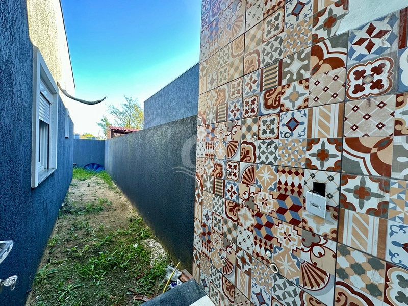 Casa térrea com pé direito duplo e pátio fechado a 100 metros do mar: 15ª foto da galeria de imagens do imóvel