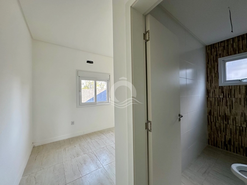 Casa térrea com pé direito duplo e pátio fechado a 100 metros do mar: 13ª foto da galeria de imagens do imóvel