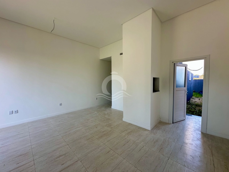 Casa térrea com pé direito duplo e pátio fechado a 100 metros do mar: 6ª foto da galeria de imagens do imóvel