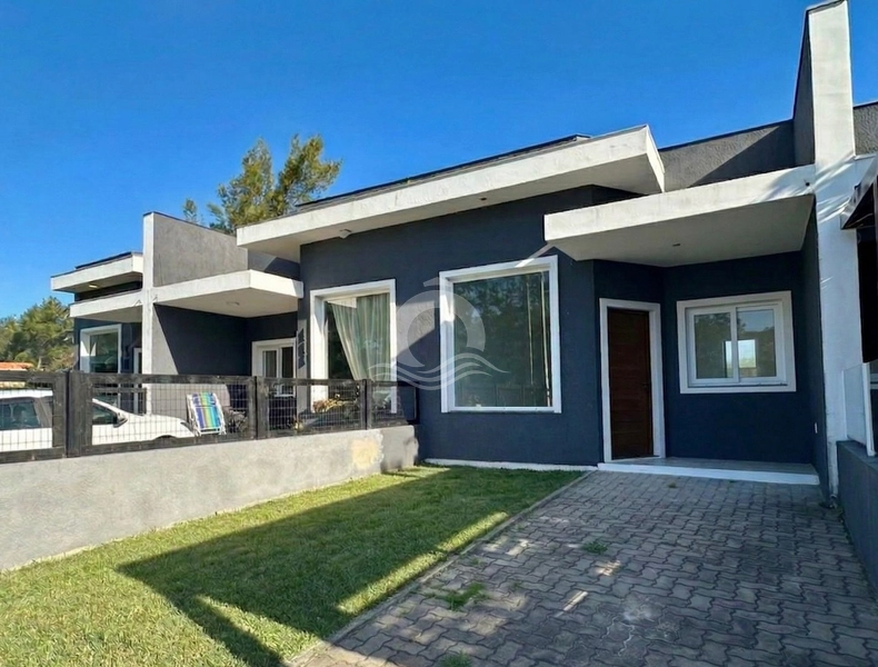 Casa térrea com pé direito duplo e pátio fechado a 100 metros do mar: 1ª foto da galeria de imagens do imóvel