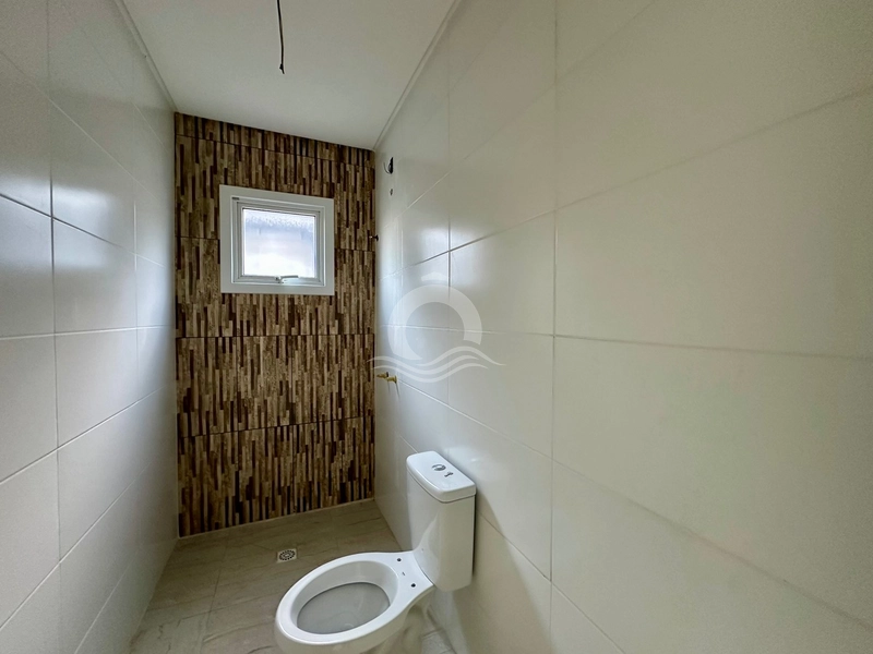 Casa térrea com pé direito duplo e pátio fechado a 100 metros do mar: 14ª foto da galeria de imagens do imóvel