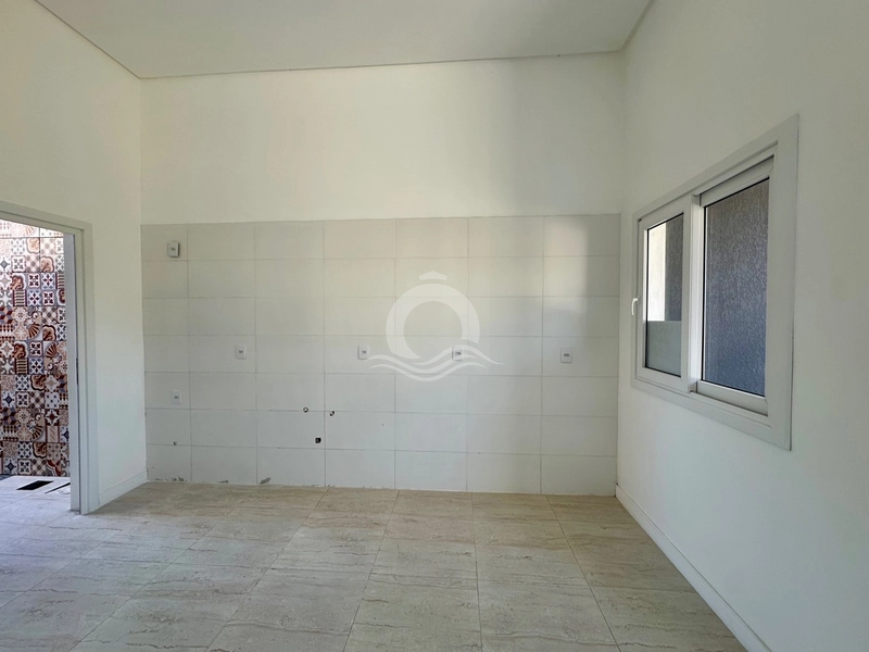 Casa térrea com pé direito duplo e pátio fechado a 100 metros do mar: 5ª foto da galeria de imagens do imóvel