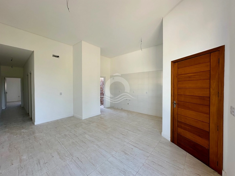 Casa térrea com pé direito duplo e pátio fechado a 100 metros do mar: 3ª foto da galeria de imagens do imóvel