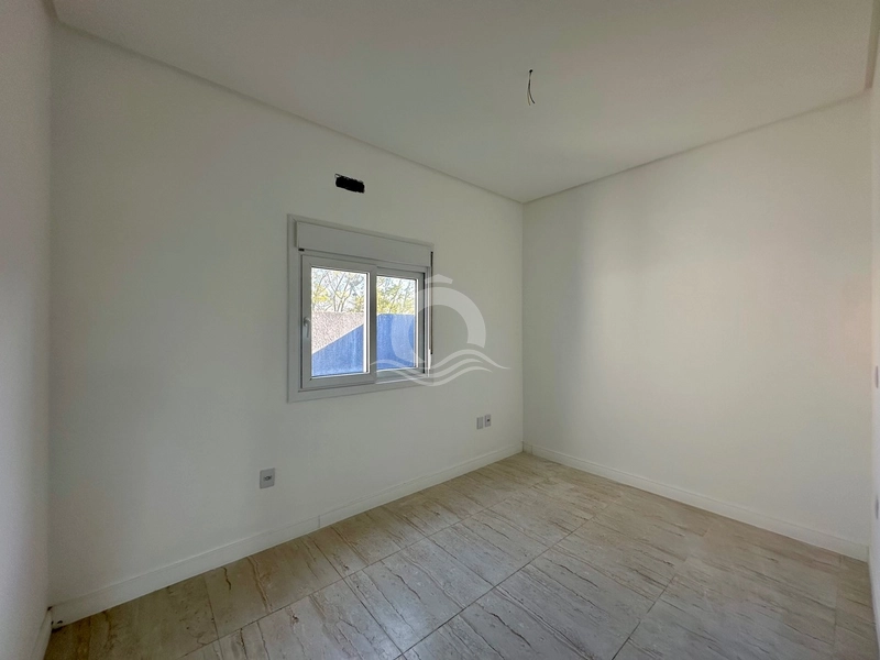 Casa térrea com pé direito duplo e pátio fechado a 100 metros do mar: 12ª foto da galeria de imagens do imóvel