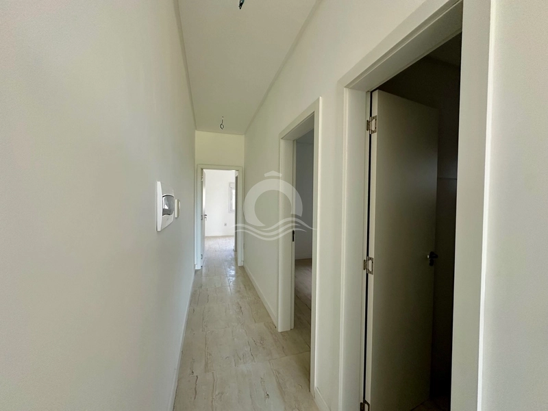 Casa térrea com pé direito duplo e pátio fechado a 100 metros do mar: 7ª foto da galeria de imagens do imóvel