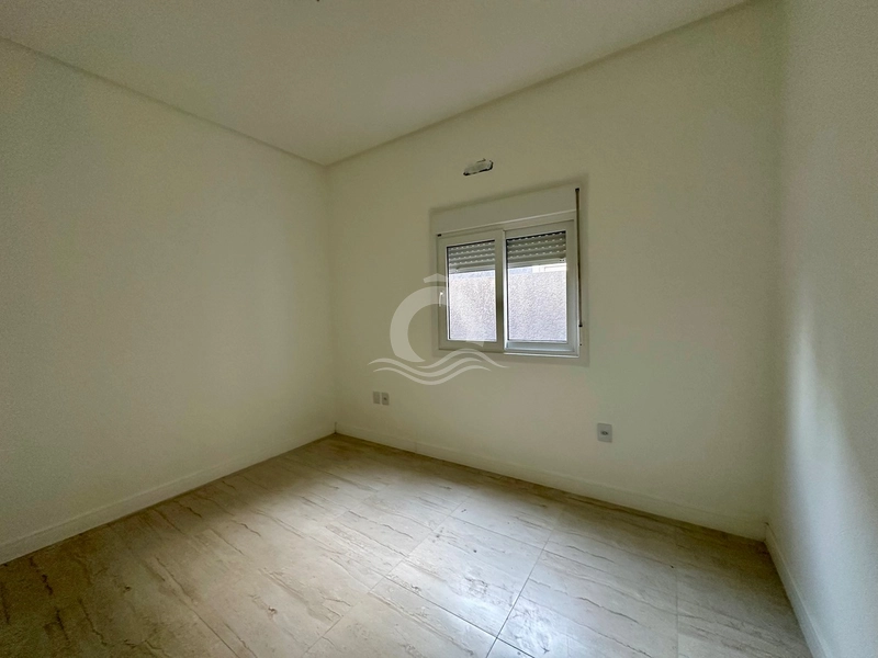 Casa térrea com pé direito duplo e pátio fechado a 100 metros do mar: 9ª foto da galeria de imagens do imóvel