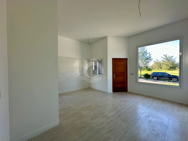 Casa térrea com pé direito duplo e pátio fechado a 100 metros do mar: 4ª foto da galeria de imagens do imóvel