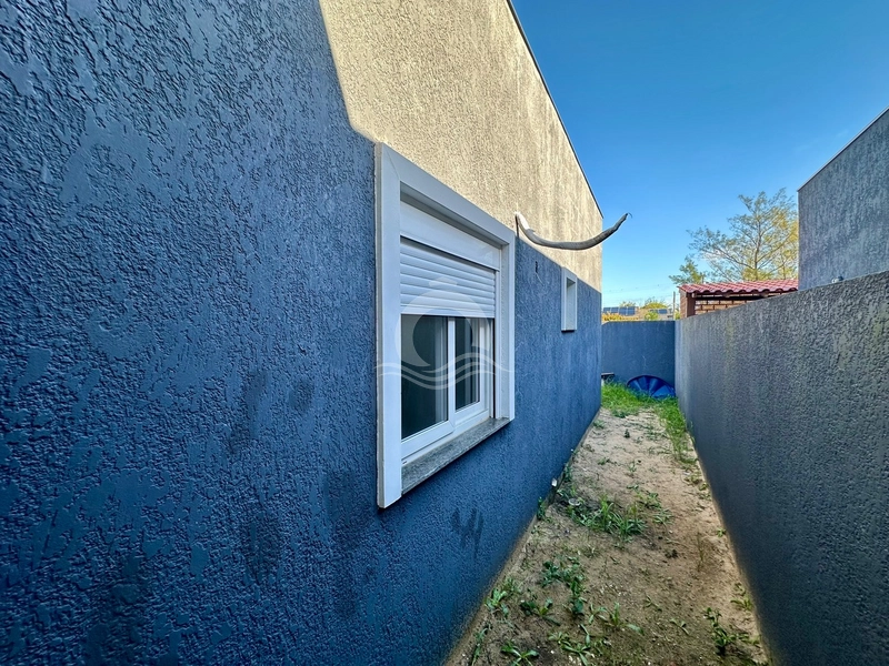 Casa térrea com pé direito duplo e pátio fechado a 100 metros do mar: 16ª foto da galeria de imagens do imóvel