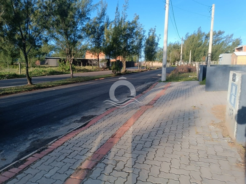 Casa térrea com pé direito duplo e pátio fechado a 100 metros do mar: 2ª foto da galeria de imagens do imóvel