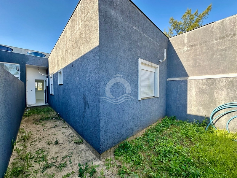 Casa térrea com pé direito duplo e pátio fechado a 100 metros do mar: 17ª foto da galeria de imagens do imóvel