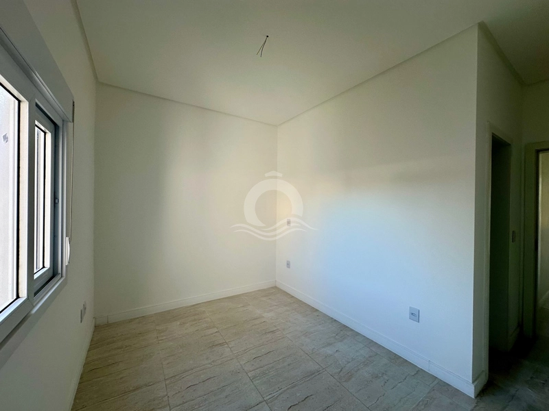 Casa térrea com pé direito duplo e pátio fechado a 100 metros do mar: 11ª foto da galeria de imagens do imóvel