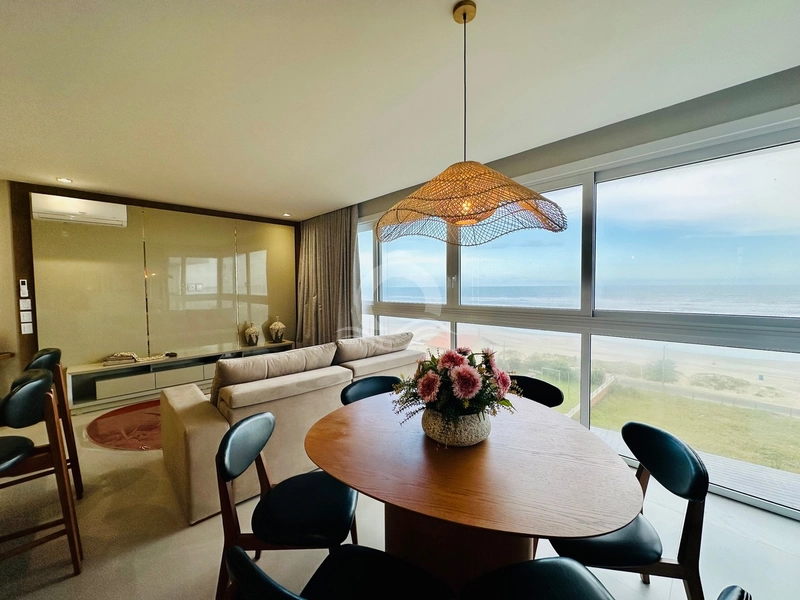 Apartamento 3 quartos frente mar decorado em Capão da Canoa