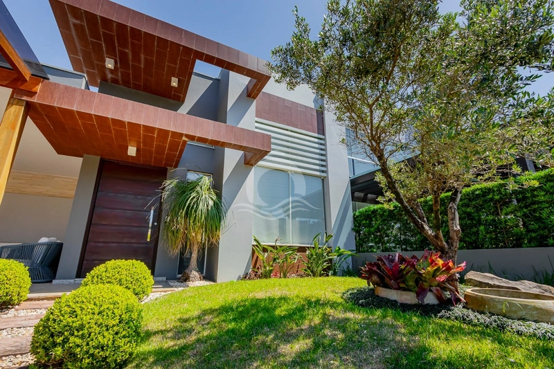Casa em Condominio alto padrão com infrainstrutura completa