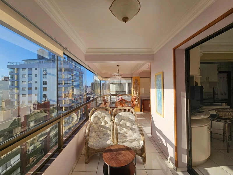 AMPLA SACADA DE FRENTE E UMA QUADRA DA BEIRA MAR