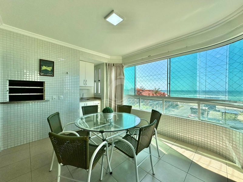 APARTAMENTO COM SACADA E VISTA MAR!