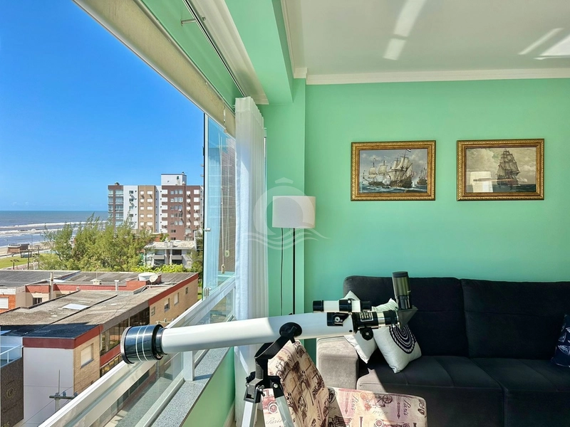 Decorado junto ao mar e praça