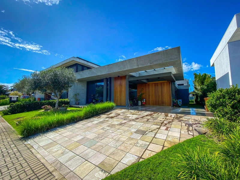 Casa Garden com 04 suítes, no Condomínio Velas da Marina