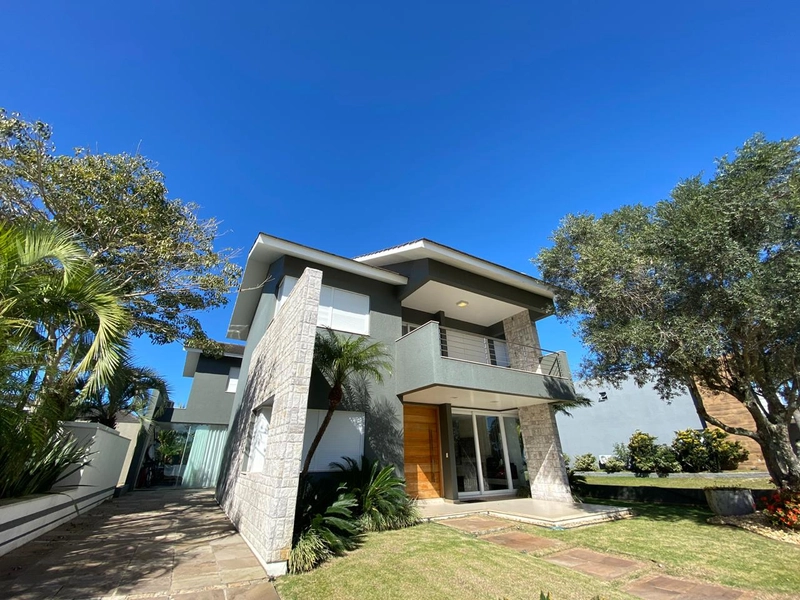 Sobrado com 05 suítes, no Condomínio Velas da Marina