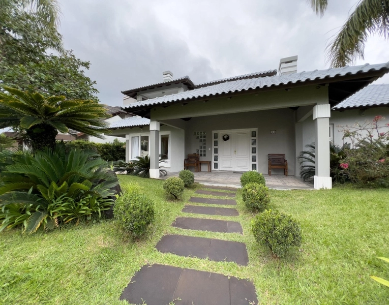 Sobrado com 4 suítes, mobiliado e próxima ao clube