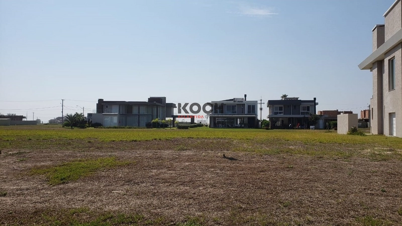 Terreno com 456m² no Condomínio Costa Serena.