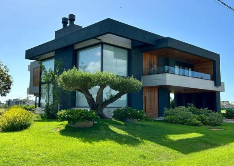 Sobrado com 04 suítes, no Condomínio Terrasul