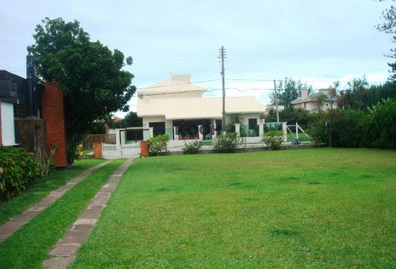 Casa térrea, 03 terrenos, em Atlântida: 2ª foto da galeria de imagens do imóvel