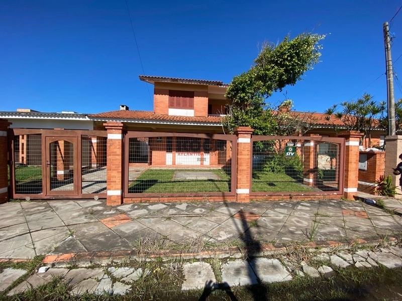 Sobrado com piscina, 03 dormitórios em Xangri-lá: 2ª foto da galeria de imagens do imóvel