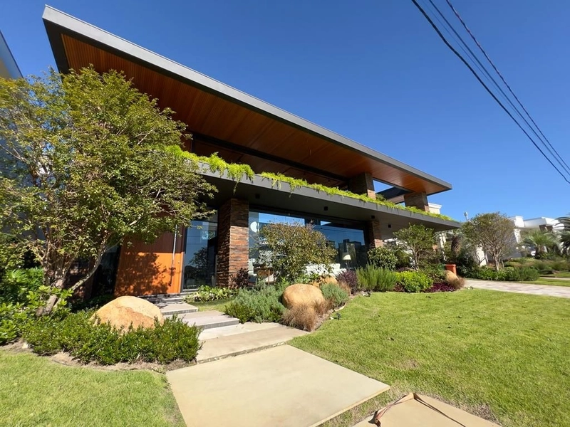 Casa com 05 suítes, no Condomínio Bosques de Atlântida