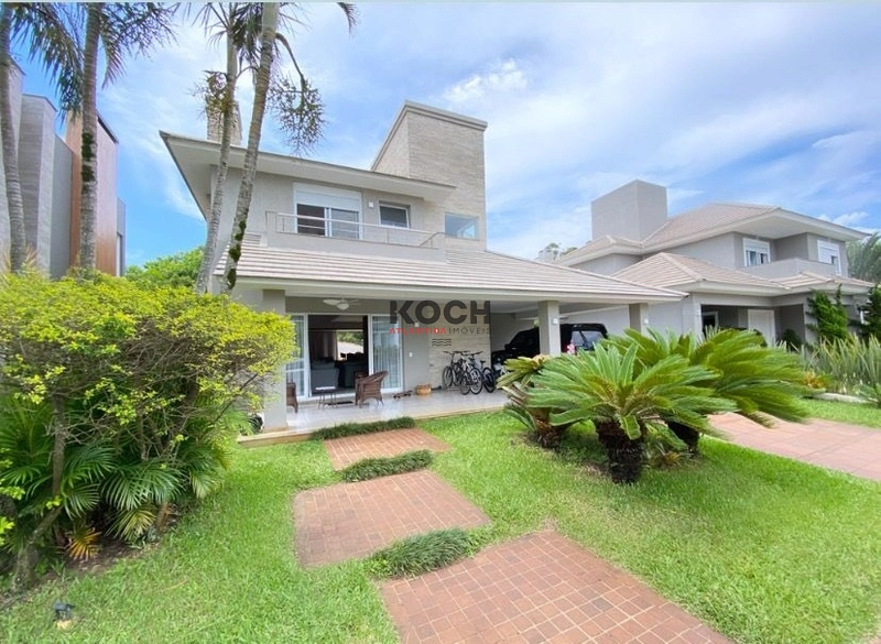 Sobrado 04 dormitórios, no Condomínio Porto Coronado