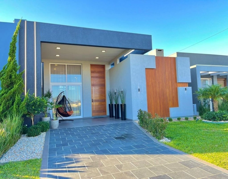 Casa térrea, 4 suítes individuais + piscina