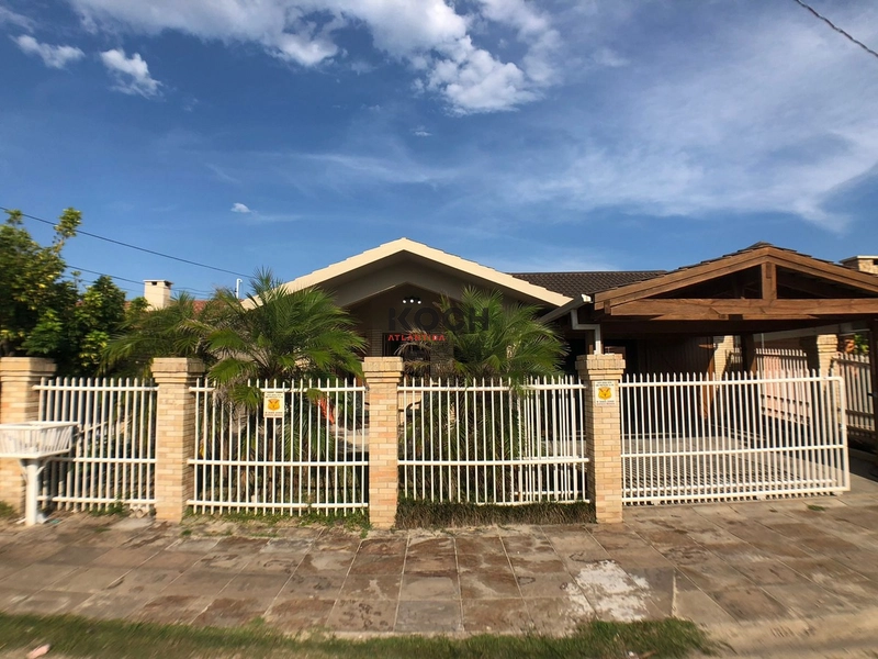Casa com 3 dormitórios no centro de Xangri-lá: 1ª foto da galeria de imagens do imóvel