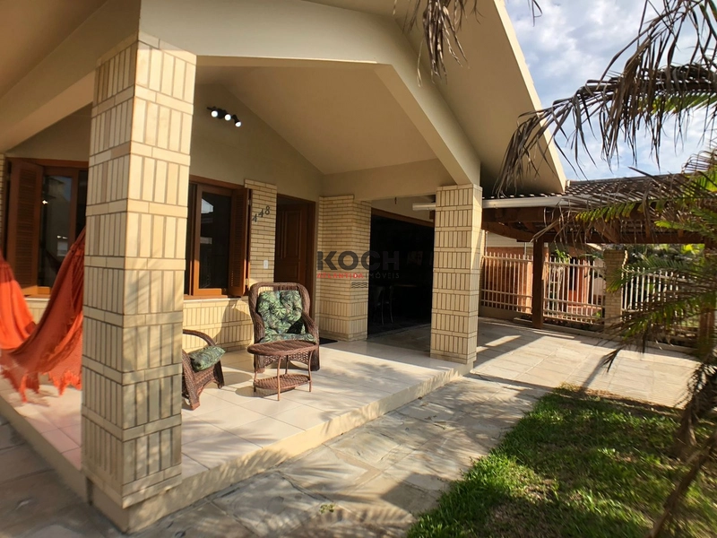 Casa com 3 dormitórios no centro de Xangri-lá: 2ª foto da galeria de imagens do imóvel