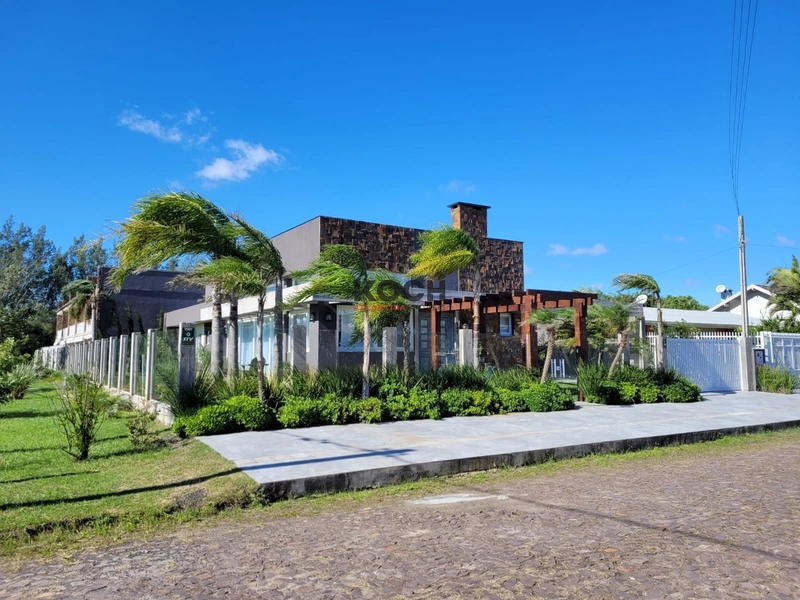 Casa térrea 4 dormitórios a poucos metros do mar em Atlântida: 3ª foto da galeria de imagens do imóvel