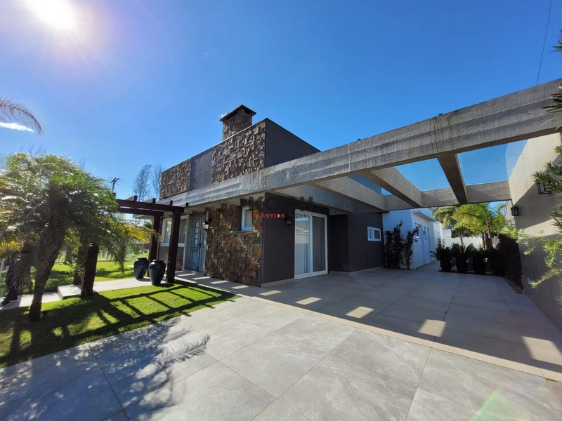 Casa térrea 4 dormitórios a poucos metros do mar em Atlântida: 4ª foto da galeria de imagens do imóvel