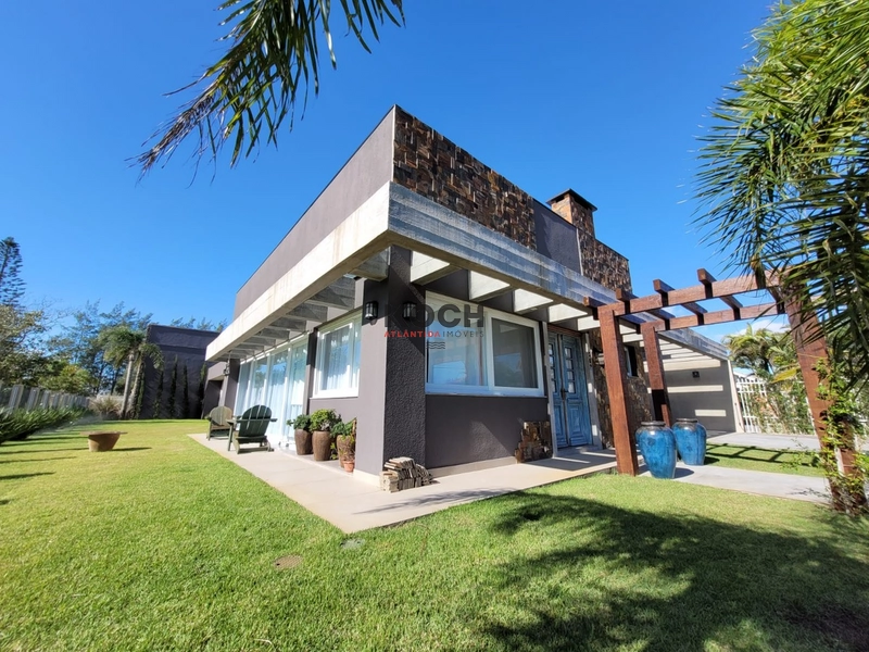 Casa térrea 4 dormitórios a poucos metros do mar em Atlântida: 2ª foto da galeria de imagens do imóvel