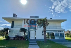 Sobrado 4 dormitórios de esquina no Condomínio Ventura