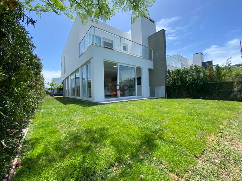 Sobrado 3 dormitórios frente Lago Condomínio One Hause