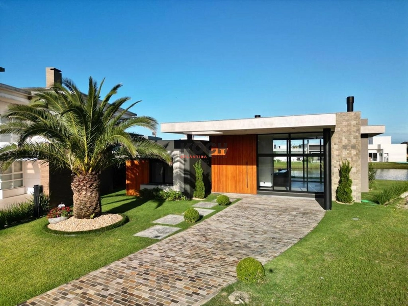 Casa térrea, beira lago, 4 suítes