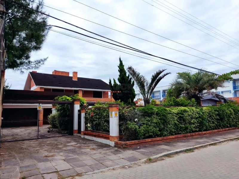 Sobrado 04 dormitórios, 01 quadra do mar em Atlântida