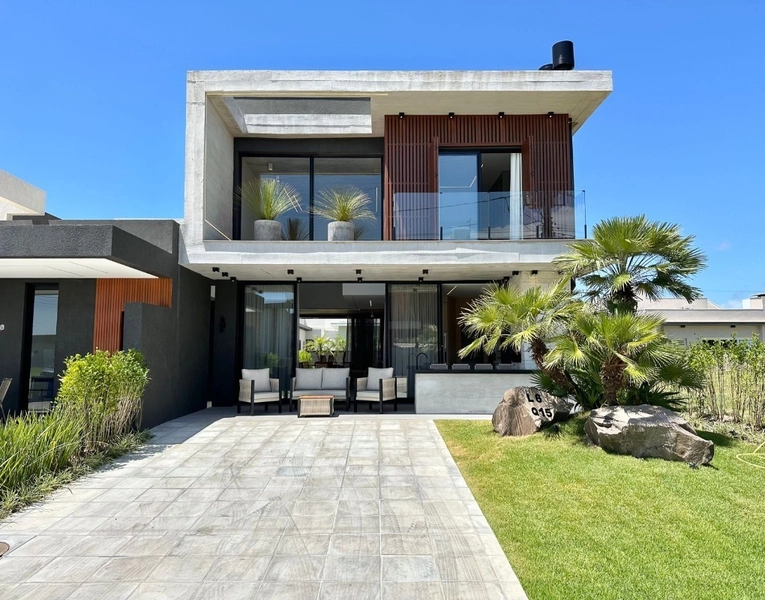 Sobrado 4 dormitórios no Condomínio Sunset