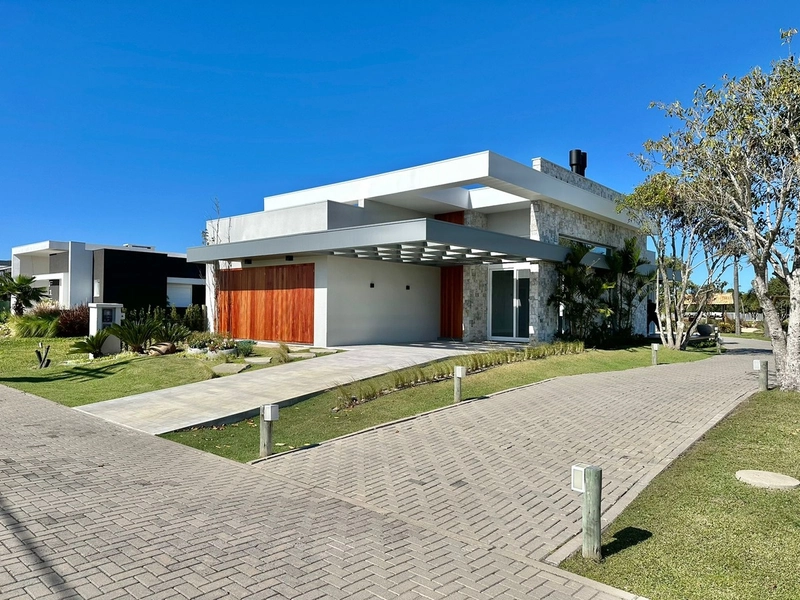 Casa em condomínio com 04 dormitórios em Xangri-lá/RS