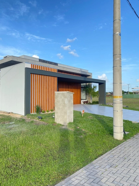 Casa com 04 dormitórios em Capão da Canoa/RS