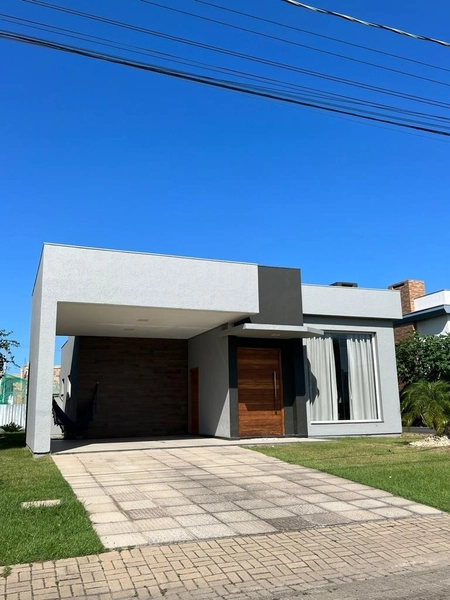 Casa com 03 dormitórios em condomínio de Capão da Canoa/RS